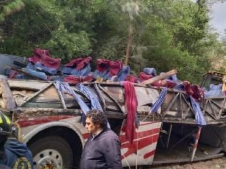 Mexico southern state of Oaxaca bus crashed into ravine 27 people killed several injured Mexico Bus Accident: मेक्सिको में दर्दनाक सड़क हादसा, 40 फीट गहरी खाई में गिरी बस, 27 की मौत