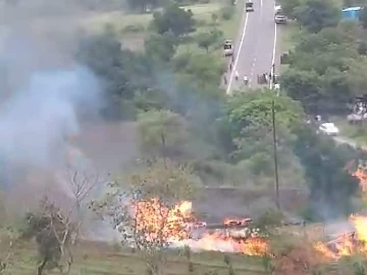या आगीमुळे वाहतूकही दोन्ही बाजूने बंद झाली आहे.