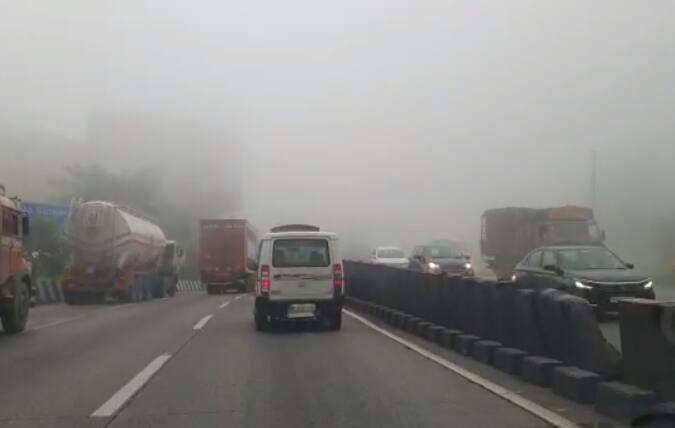 पुणे मुंबई द्रुतगती मार्गावरील अमृतांजन पूल धुक्यात हरवलाय.