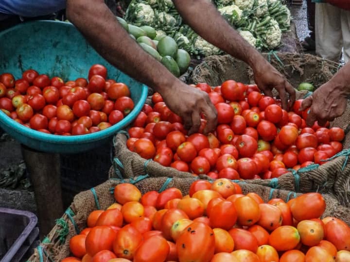 Uttar Pradesh Kanpur Varanasi Noida Tomato Coriander Ginger and other Vegetable Price Rise see list UP News: महंगाई ने बिगाड़ा आम आदमी के खाने का बजट और स्वाद, यूपी में आसमान छू रहे इन सब्जियों के दाम