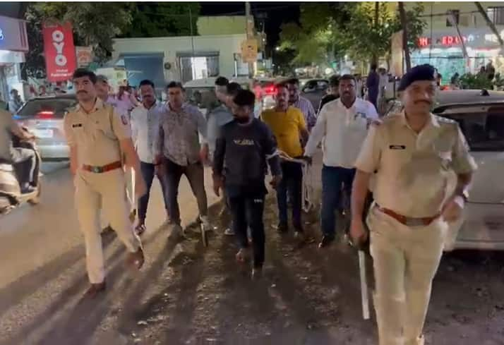 Chandannagar Police Arrest Gang Behind Shop Ransacking Over Free Clothes In Kharadi Parade Them Pune Maharashtra Pune Crime news : फुकट कपड्यांसाठी दुकानाची तोडफोड; पोलिसांनी टोळीची काढली धिंड