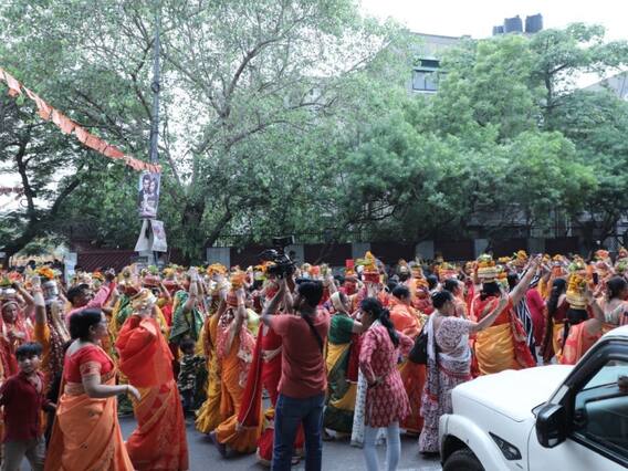 In Pics: दिल्ली में आज से शुरू हुई बागेश्वर सरकार की हनुमंत कथा, 11000 महिलाओं ने निकाली कलश यात्रा, देखें तस्वीरें In Pics: दिल्ली में आज से शुरू हुई बागेश्वर सरकार की हनुमंत कथा, 11000 महिलाओं ने निकाली कलश यात्रा, देखें तस्वीरें