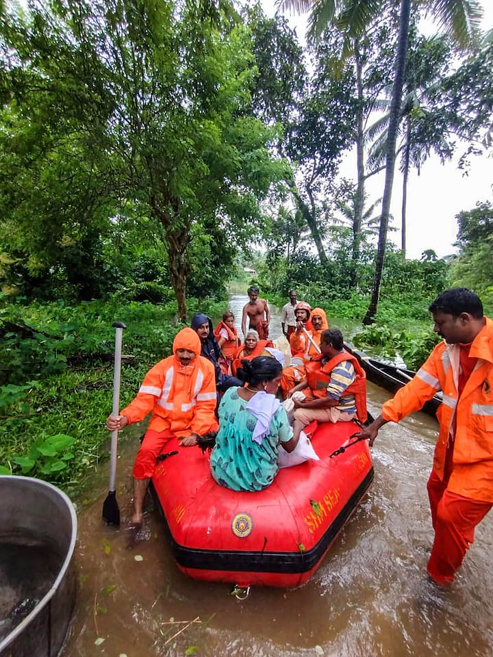 केरल के कोच्चि में मूसलाधार बारिश जारी है. जगह जगह सड़कें पानी में डूबी हैं, नदियों और बांधों में जल स्तर बढ़ गया है, पेड़ उखड़ने से घर क्षतिग्रस्त हो गए हैं. इसके अलावा राज्य के कई हिस्सों में भारी बारिश जारी रहने के कारण सामान्य जनजीवन प्रभावित हो गया है. तटीय इलाकों में भी समुद्री लहरों के कारण मकानों को नुकसान हुआ है.
