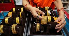 Gold Price: দাম কি কমল? আজ সোনা কিনতে গেলে কত দাম পড়বে?