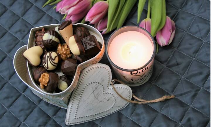 Theobroma Cacao গাছ থেকে চকোলেট তৈরি হয়। মূলত, মেক্সিকো, সেন্ট্রাল আমেরিকা এবং  দক্ষিণ আমেরিকার উত্তরাংশে এই গাছের চাষ হত।