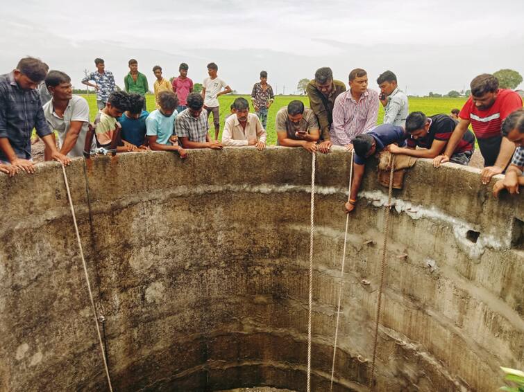 A young man committed suicide by falling into a well in Shivrajgadh village, Rajkot Rajkot: પોતાની જ વાડીના કુવામાં ઝંપલાવી યુવકે કરી આત્મહત્યા, મિત્રને ફોન કરી કહ્યું,....