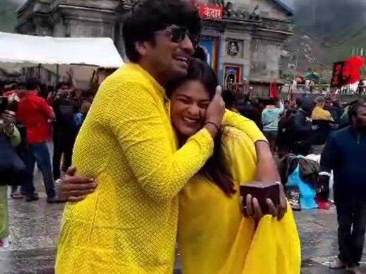 सध्या सोशल मीडियावर एक व्हिडीओ व्हायरल होत आहे. यामध्ये प्रसिद्ध ब्लॉगर विशाखा केदारनाथ मंदिरासमोर बॉयफ्रेंडला प्रपोज करताना दिसत आहे. (PC:PTI)