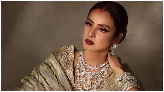 રેખા- બોલિવૂડની એવરગ્રીન અભિનેત્રી રેખાએ મોટા પડદા પર એટલી જ ખ્યાતિ મેળવી છે. તે તેના અંગત જીવનમાં પણ વિવાદોમાં રહી છે. એકવાર જ્યારે રેખાએ એક ઈવેન્ટમાં રિતિક રોશનને કિસ કરી હતી. જેથી યૂઝર્સે તેને ઈન્ટરનેટ પર ખૂબ ટ્રોલ કરી હતી.