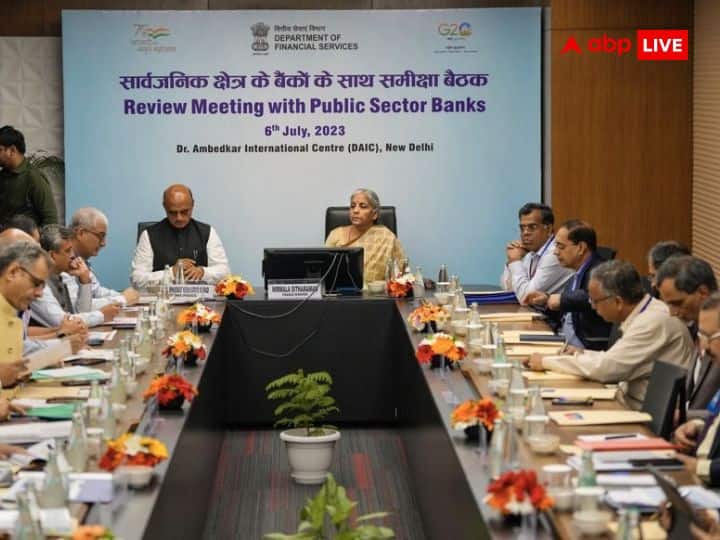 Nirmala Sitharaman review performance of PSBs Ask To Improve Deposits ease of services and customer protection Public Sector Banks: सरकारी बैंकों के कामकाज की वित्त मंत्री ने की समीक्षा, डिपॉजिट्स बढ़ाने के साथ सर्विसेज में सुधार की दी नसीहत