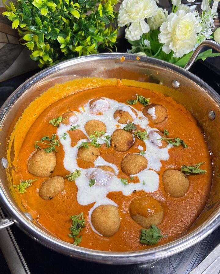 उबले हुए आलू, पनीर, टमाटर, प्याज बारीक कटे हुए, लहसुन अदरक का पेस्ट, मलाई, मैदा, लाल मिर्च पाउडर, हल्दी पाउडर, हरा धनिया, कसूरी मेथी, काजू, किशमिश, काजू पेस्ट, दूध, चीनी,नमक स्वादानुसार.