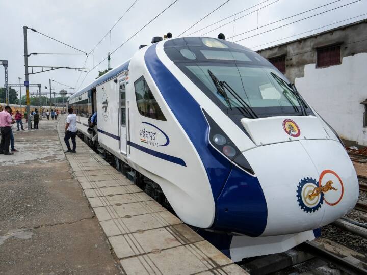 पीएम मोदी के दौरे को लेकर जिला प्रशासन ने यात्रा के मद्देनजर व्यापक सुरक्षा व्यवस्था की है. पूरे जिले और गोरखपुर रेलवे स्टेशन को छावनी में तब्दील कर दिया गया है.