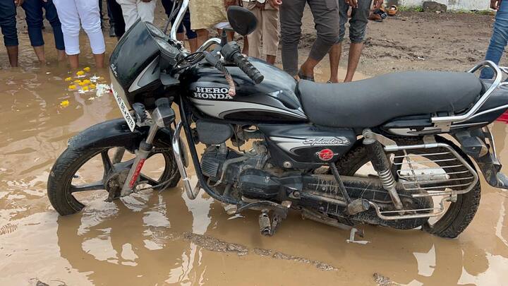 रस्त्यावर तुंबलेल्या पाण्यामुळे अनेकदा मोटर सायकल चिखलात अडकतात.