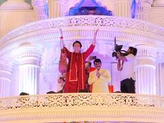 मनोज तिवारी के साथ रामलीला ग्राउंड में पहुंचे पंडित धीरेंद्र शास्त्री, लोगों ने कहा- 'बाबा को देख हमारी किस्मत खुल गई'