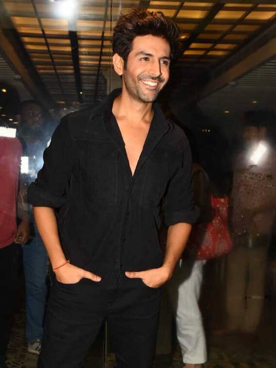 Kartik Aaryan Enjoys Dinner With His Satyaprem Ki Katha Team