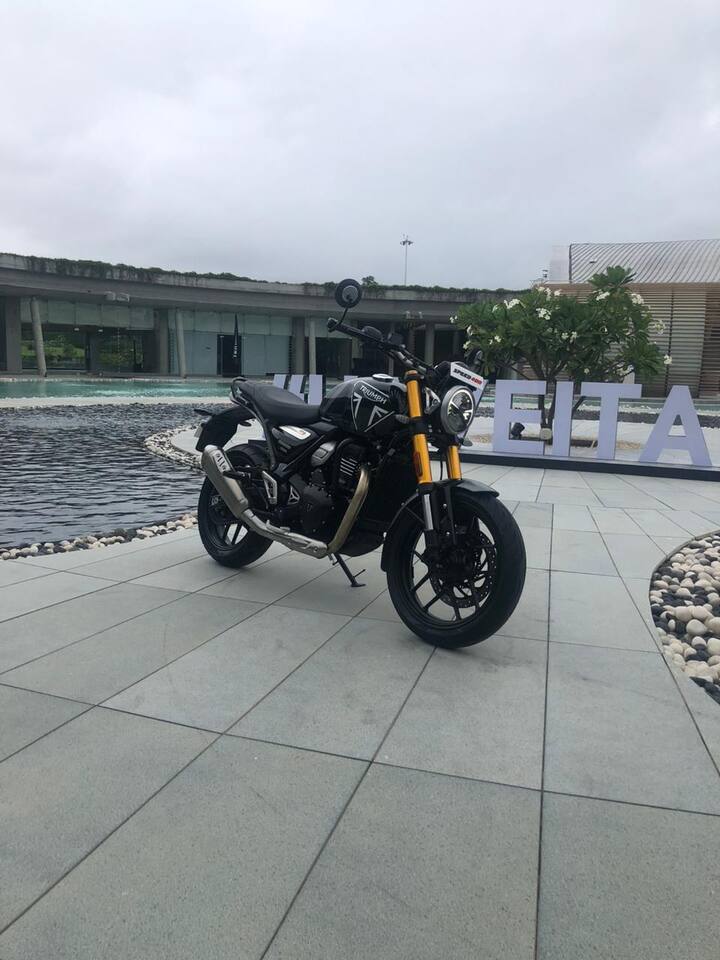 ट्रिम्फ 400 ही बाईक लाँच झालेली असून या बाईकची किंमत 2.33 असून पहिल्या 10,000 ग्राहकांसाठी ही बाईक 2.23 लाखांना मिळणार आहे.