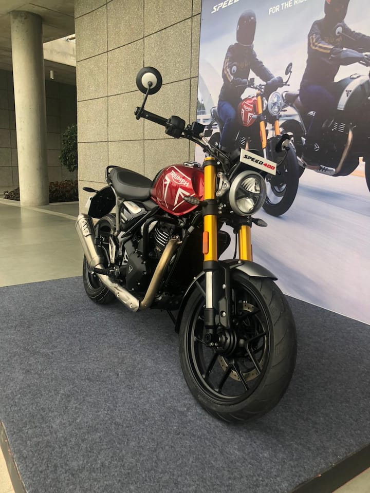 बजाज कंपनीने नुकत्याच Triumph's Speed 400 and Scrambler 400 X बाजारात आणल्या आहेत. या दोन्ही बाईकच्या किंमती आता समोर आल्या आहेत.