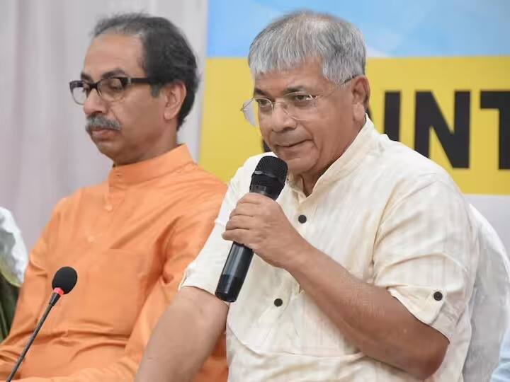 Prakash Ambedkar ultimatum to uddhav thackeray Take a decision in 15 days MahaVikas Aghadi Prakash Ambedkar: वंचितच्या महाविकास आघाडीतील समावेशाबद्दल 15 दिवसात निर्णय घ्या, प्रकाश आंबेडकरांचा उद्धव ठाकरेंना अल्टिमेटम