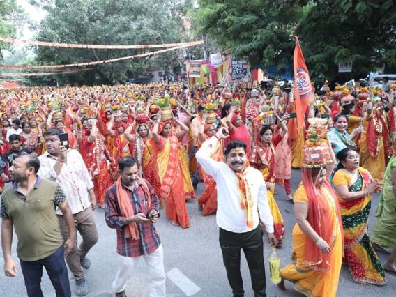 In Pics: दिल्ली में आज से शुरू हुई बागेश्वर सरकार की हनुमंत कथा, 11000 महिलाओं ने निकाली कलश यात्रा, देखें तस्वीरें In Pics: दिल्ली में आज से शुरू हुई बागेश्वर सरकार की हनुमंत कथा, 11000 महिलाओं ने निकाली कलश यात्रा, देखें तस्वीरें