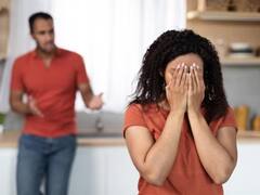 'पहनाता है एडल्ट स्टार जैसे कपड़े', पुलिस से बोली पत्नी- अश्लील फिल्में देखकर कहता है...