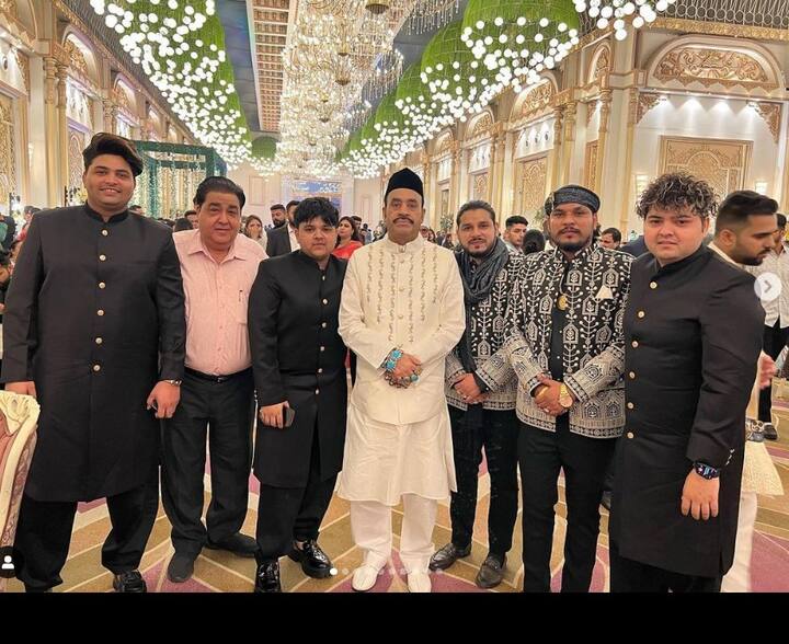 ਵਰਕਫਰੰਟ ਦੀ ਗੱਲ ਕਰਿਏ ਤਾਂ ਸੋਨੂੰ ਠਕਰਾਲ ਨੂੰ ਇੱਕ ਮਿੰਟ ਗੀਤ ਜਾਨੇ ਜਾਨ ਵਿੱਚ ਵੇਖਿਆ ਗਿਆ ਸੀ। ਫਿਲਹਾਲ ਗਾਇਕ ਆਪਣੇ ਵਿਆਹ ਤੋਂ ਬਾਅਦ ਨਵੇਂ ਸਫਰ ਦਾ ਆਗਾਜ਼ ਕਰ ਚੁੱਕੇ ਹਨ। ਜਿਸ ਉੱਪਰ ਉਨ੍ਹਾਂ ਨੂੰ ਫਿਲਮੀ ਸਿਤਾਰਿਆਂ ਦੇ ਨਾਲ-ਨਾਲ ਪ੍ਰਸ਼ੰਸਕਾਂ ਵੱਲੋਂ ਵਧਾਈ ਦਿੱਤੀ ਜਾ ਰਹੀ ਹੈ।