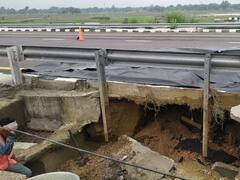 आजमगढ़ के पास पूर्वांचल एक्सप्रेसवे पर भारी बारिश से धंसी सड़क, वाहनों की आवाजाही रही बंद