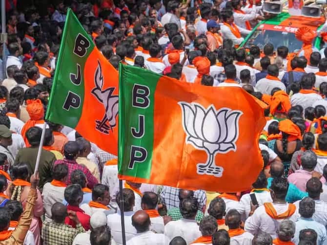 UP Politics: यूपी में 25 से 30% सांसदों के टिकट काट सकती है बीजेपी, इन नेताओं पर मंडराया खतरा, जानें- तैयारी