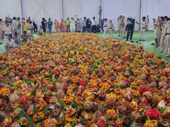 In Pics: दिल्ली में आज से शुरू हुई बागेश्वर सरकार की हनुमंत कथा, 11000 महिलाओं ने निकाली कलश यात्रा, देखें तस्वीरें In Pics: दिल्ली में आज से शुरू हुई बागेश्वर सरकार की हनुमंत कथा, 11000 महिलाओं ने निकाली कलश यात्रा, देखें तस्वीरें