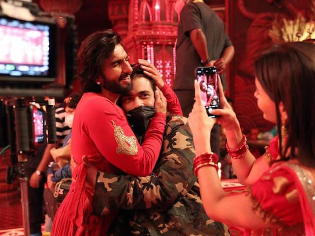 Ranveer Singh Candid Photos, Ranveer Singh Candid Wallpapers, Images,  Pictures