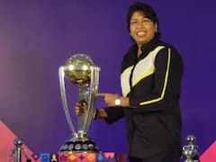 वर्ल्ड कप ट्रॉफी के साथ दिखीं झूलन गोस्वामी, टीम इंडिया से की 2011 वर्ल्ड कप जैसी उम्मीद