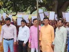 आजादी के 75 साल बाद सोनभद्र के इस गांव में पहुंचा कोई अधिकारी, 127 लोगों को दिया गया पट्टा