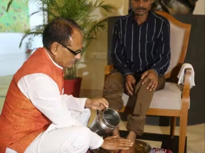 MP CM Shivraj Singh Chouhan Meets Dashmat Rawat Washes His Feet Sidhi Viral Video Sidhi Viral Video: भाजप कार्यकर्त्याचं लघुशंका प्रकरण, मुख्यमंत्री शिवराज सिंह यांनी आदिवासी तरुणाचे धुतले पाय