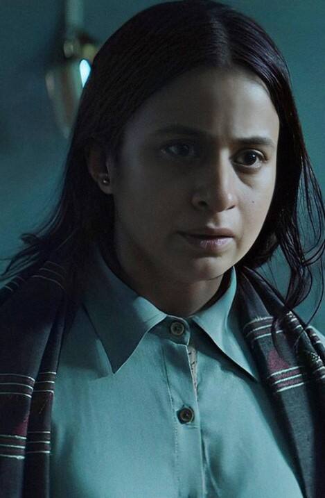 रसिका दुग्गल- मिर्जापुर और आउट ऑफ लव जैसे वेब सीरीज कर रसिका ओटीटी की दुनिया में छा गई हैं. ओटीटी प्रोजेक्ट्स में उनकी हाई डिमांड है. इंस्टाग्राम पर उनके 9 लाख फॉलोअर्स हैं.