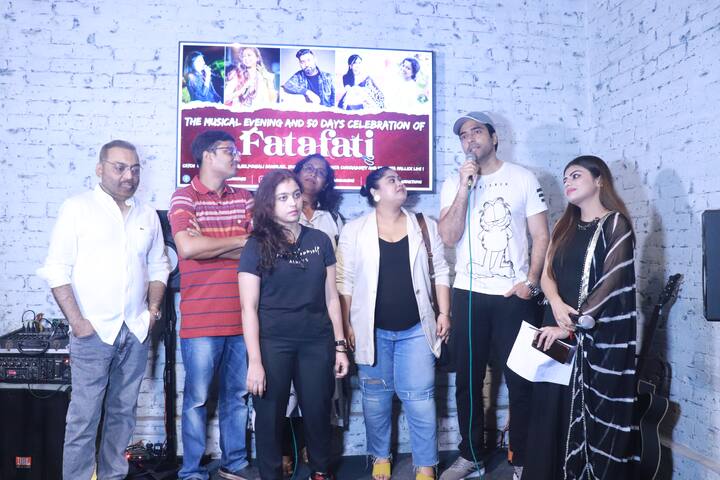 শুধু সাফল্য উদযাপন নয়, এদিন আয়োজন করা হয়েছিল একটি মিউজিক কনসার্টেরও। সেখানে হাজির ছিলেন, ইশান মিত্র (Ishan Mitra), পৌষালী বন্দ্যোপাধ্যায় (Poushali Banerjee)।