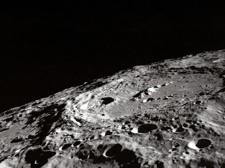 आज विज्ञान इतनी तरक्की कर चुका है कि मानव चांद पर कदम रख रहा है. वैसे तो चांद पर पहला कदम रखने वाले इंसान का नाम नील आर्मस्ट्रांग हैं. लेकिन क्या आपको पता है कि चांद पर एक इंसान की कब्र भी है...?