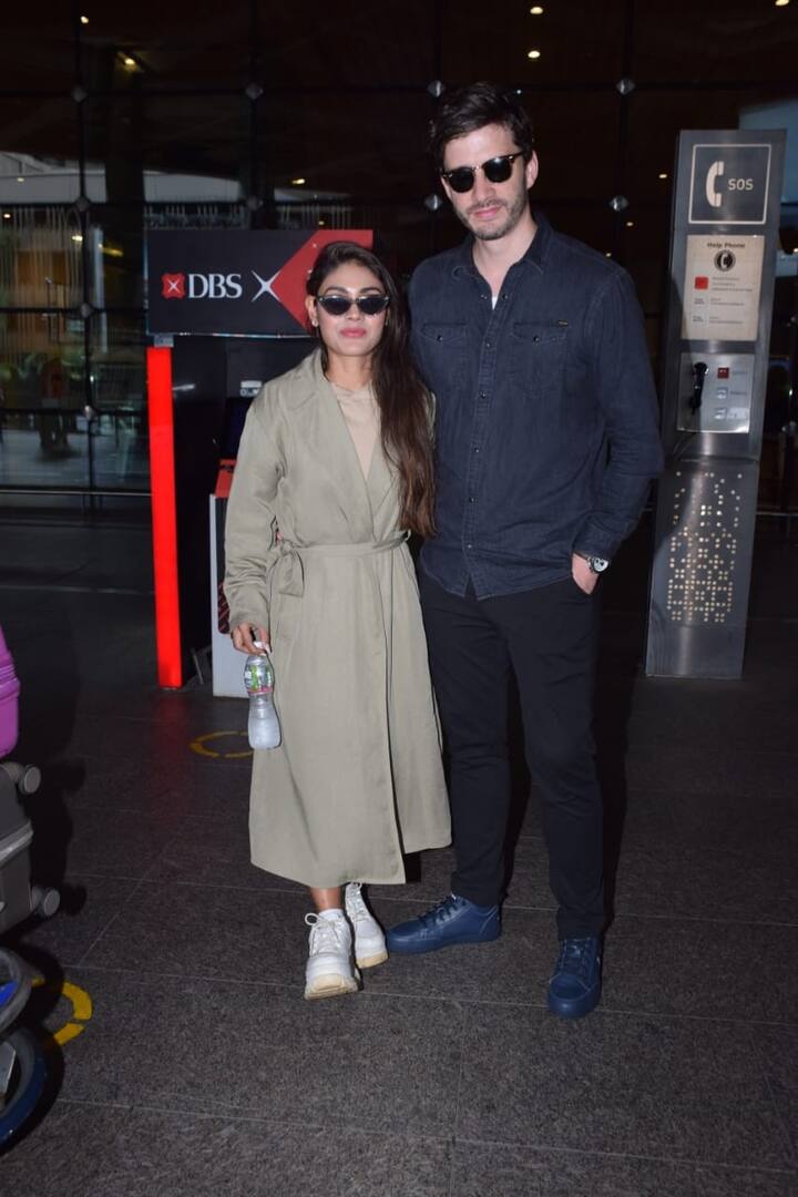 वहीं श्रीजिता डे के हसबैंड माइकल ने ब्लू कलर की शर्ट के साथ ब्लैक कलर की जींस पहनी थी. उन्होंने भी ब्लैक गॉग्लस लगाए थे. माइकल इस लुक में काफी हैंडसम लग रहे थे.