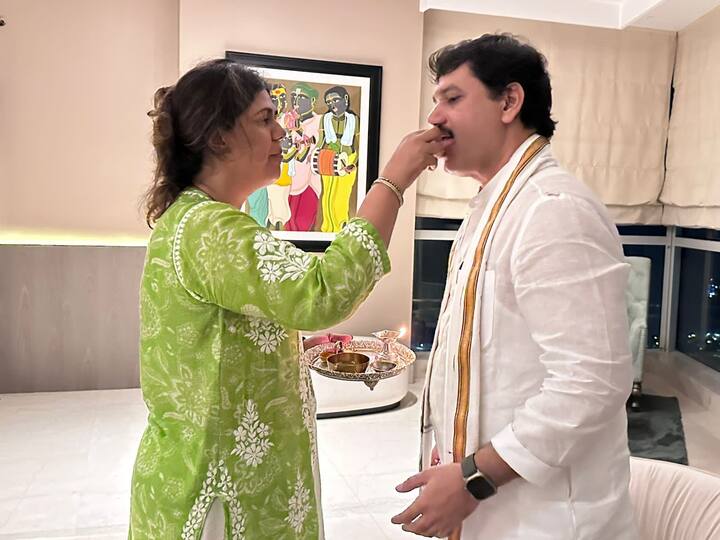 धनंजय यांनी हे काल पंकजा मुंडे यांच्या वरळीतील निवासस्थानी पोहोचले. यावेळी पंकजा मुंडेंनी त्यांचं औक्षण केलं. शिवाय एकमेकांना पेढा भरवून तोंड गोड केलं.