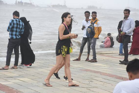 ऑटो में बैठकर दोस्त के साथ समुद्र किनारे टहलने निकलीं Sara Ali Khan, एक्ट्रेस की सादगी पर फिर दिल हार बैठे फैंस