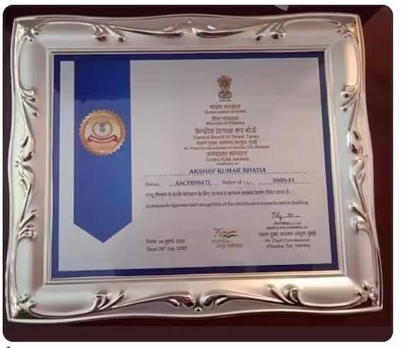 সর্বোচ্চ কর দেওয়ার জন্য অক্ষয় কুমারকে আয়কর বিভাগ 'সম্মানপত্র'ও দিয়েছে। এক সময় এই ছবি সোশ্যাল মিডিয়ায় ভাইরাল হয়েছিল। ট্যুইটারের শিরোনামে ছিল অক্ষয় কুমারের সর্বোচ্চ কর দেওয়ার খবর।