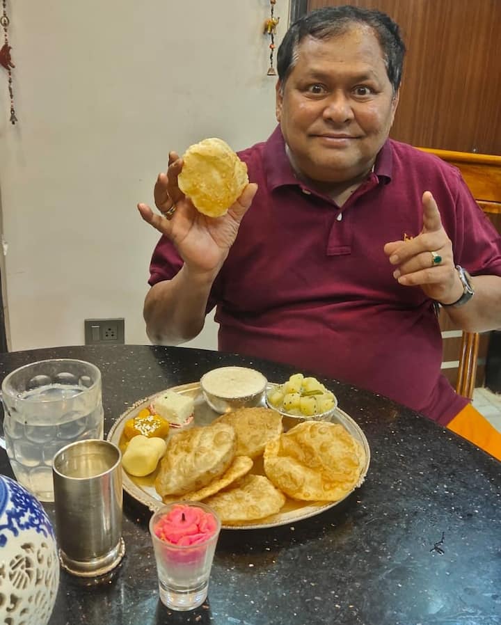 আজ দিনটা বাড়িতেই খাওয়া দাওয়ার আয়োজন হয়েছিল খরাজের। লুচি, সাদা আলুর তরকারি, মিষ্টি ও পায়েস ছিল জন্মদিনের মেনুতে ছিল খরাজের।