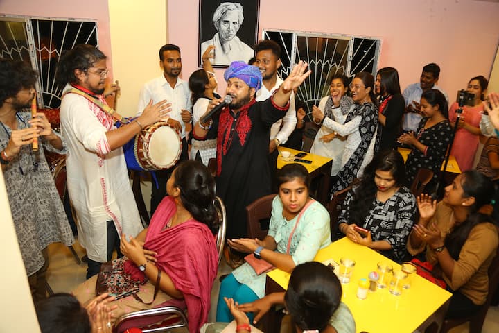 এসি এবং ননএসি দুইয়েরই ব্যবস্থা থাকছে। সাদা পাগড়ি পরা ওয়েটারদের একইরকম ভাবে খাবার পরিবেশন করতে দেখা যাবে।