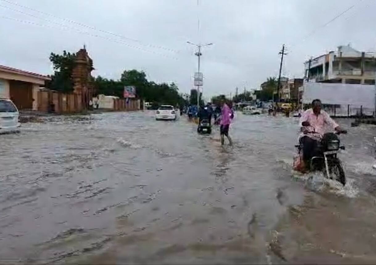 Rain: ભારે વરસાદથી મહેસાણામાં જળબંબાકાર, ગોપીનાળામાં પાણી ભરાતા બસ ફસાઇ