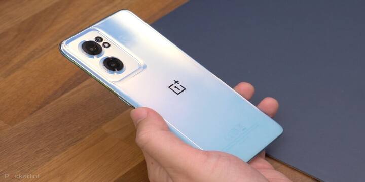 OnePlus Nord 3 5G हा स्मार्टफोन या बजेटमध्ये चांगला पर्याय आहे. त्याच्या 8GB + 128GB व्हेरिएंटची किंमत 33,999 रुपये आणि 16GB + 256GB व्हेरिएंटची किंमत 37,999 रुपये आहे. पण, याची विक्री 15 जुलैपासून सुरू होणार आहे.