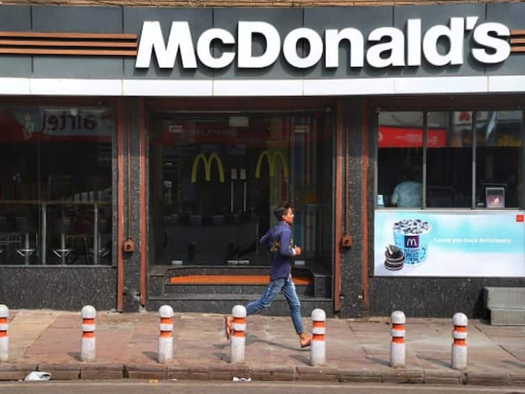 McDonald’s Drops Tomatoes From Menu Lists As Prices Skyrocket At Several Stores In North And East As Tomato Prices Skyrocket, McDonald’s Drops The Veggie From Menu Lists At Several Stores