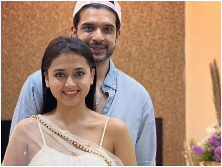 TV Couples Age Gap: कहते हैं प्यार में उम्र की सीमा नहीं होती. टीवी के कई कपल्स भी इसी फलसफे को फॉलो करते हुए नजर आते हैं. बता दें कि टीवी इंडस्ट्री के कई कपल्स की उम्र में भी काफी फासला है.