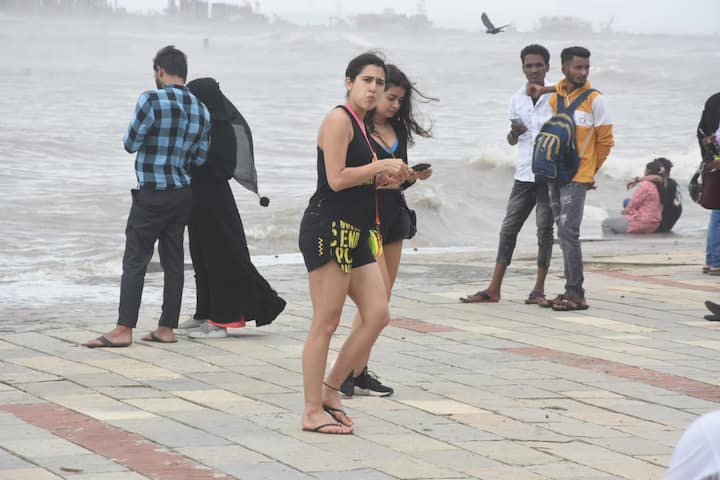 একেবারে সাধারণ সাজে, একটি টি-শার্ট, শর্টস পরে হালকা মেজাজে দেখা গেল তাঁকে। স্ট্রিটফুড চেখেও দেখলেন তিনি।