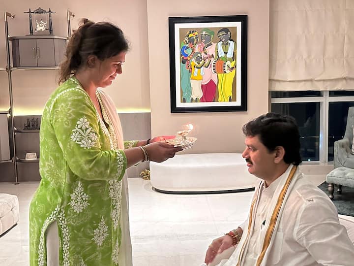 भाजपच्या नेत्या पंकजा मुंडे यांनी त्यांचे बंधू धनंजय मुंडे यांचं औक्षण केलं.