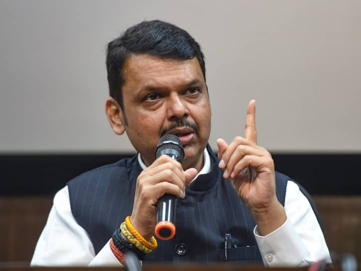 devendra fadnavis comment on sambhaji bhide as congress demands action against him Maharashtra: संभाजी भिडे के खिलाफ कार्रवाई की मांग पर फडणवीस बोले- 'वो हिंदुत्व के लिए काम करते हैं लेकिन...'