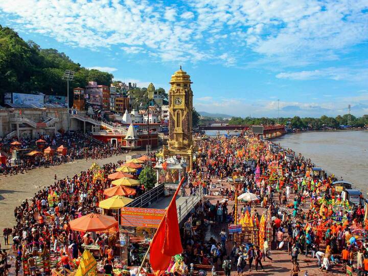 A large number of Kanwariyas reached Haridwar during the 'Kanwar Yatra' to collect holy water from the Ganga river on Thursday.(Source: PTI)