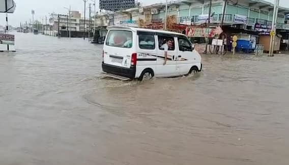Banaskantha Rain: બનાસકાંઠા જિલ્લામાં ધોધમાર વરસાદ, નદી-નાળા છલકાયા, ખેતરો બેટમાં ફેરવાયા Banaskantha Rain: બનાસકાંઠા જિલ્લામાં ધોધમાર વરસાદ, નદી-નાળા છલકાયા, ખેતરો બેટમાં ફેરવાયા