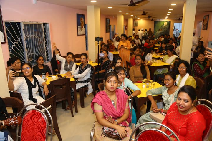 গঙ্গার তীরে নতুন কফি হাউজ রাজ্যের পর্যটনকে বাড়িয়ে তুলবে। পাশাপাশি স্থানীয় মানুষ থেকে বুদ্ধিজীবী, সকলকেই আকর্ষণ করবে বলেই আশাবাদী তাঁরা।